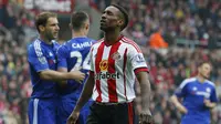 Jermain Defoe mencetak gol ketiga Sunderland ke gawang Chelsea, Sabtu (7/5/2016). (LINDSEY PARNABY / AFP)