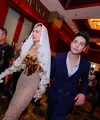Luna Maya baru saja mulai mengunggah momen kebersamaannya bersama sang kekasih Maxime Bouttier. Seperti di acara Gala Premiere Suzzanna: Malam Jumat Kliwon, penampilan Luna Maya banyak menuai pujian. Sedangkan Maxime mendampingi dengan gaya gentleman. [Foto: Instagram/azzamphoto]