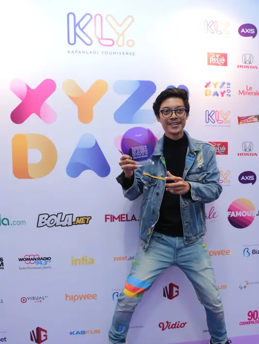 "Alhamdulillah, terima kasih Allah SWT, orangtua dan keluarga, maas saya ngomongnya gemetaran," ucapnya di atas panggung usai menerima penghargaan. (Adrian Putra/Bintang.com)