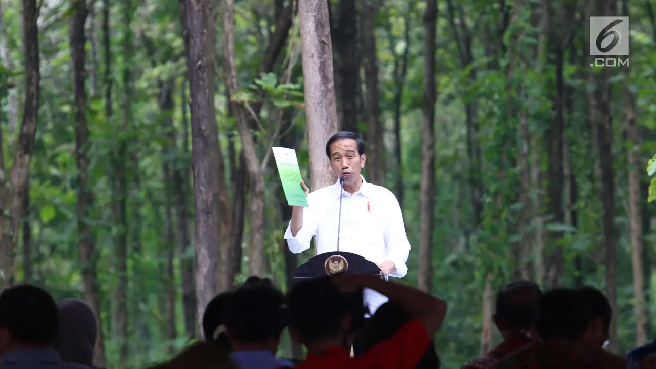 Jokowi Berikan SK IPHPS ke Petani Jawa Timur