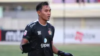 Kiper Persik Lelang Jersey untuk Penanggulangan Virus Corona, Laku Rp 2,5 Juta