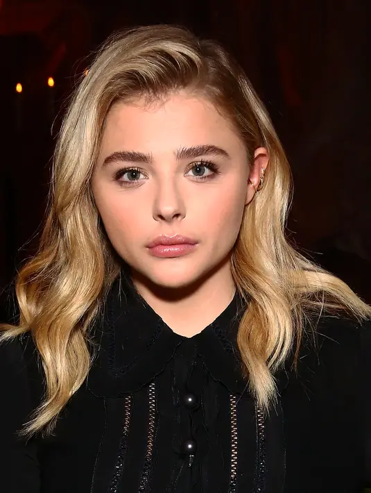 Meski pada awalnya Chloe Moretz kerap menutupi jalin asmaranya dengan Brooklyn, akhirnya ia mulai membuka suara tentang rasa kagumnya pada sosok kekasihnya tersebut. (AFP/Bintang.com)