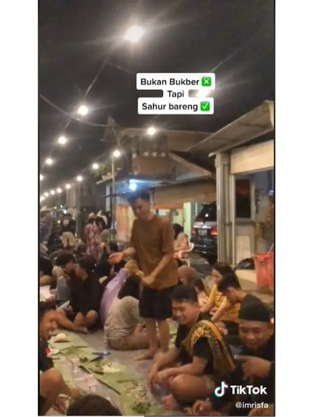 Pakai Alas Daun Pisang, Warga Ini Ramai Sahur Bareng di Jalan Komplek Perumahan