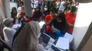 Warga antri melakukan pengurusan surat pindah Tempat Pemungutan Suara (TPS) pada Pemilu 2024 di salah satu gerai yang disediakan Komisi Pemilihan Umum (KPU) di kawasan Bundaran Hotel Indonesia, Jakarta, Minggu (14/1/2023). (merdeka.com/Arie Basuki)