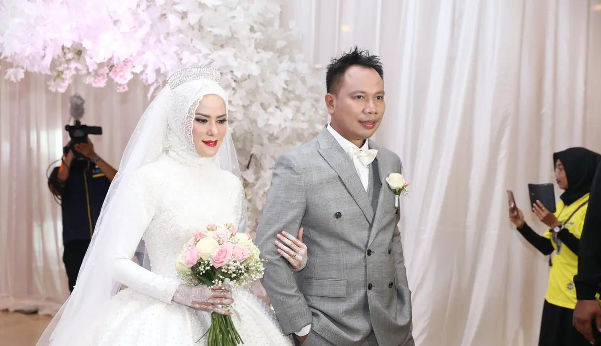 Pesta pernikahan di gelar Sabtu (10/2) secara meriah di Ancol Beach City, Pantai Carnaval, Taman Impian Jaya Ancol, Jakarta Utara. Sekitar 3.000 undangan disebar oleh pasangan ini. (Nurwahyunan/Bintang.com)