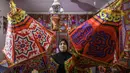 Lentera tradisional "fanous" untuk dekorasi menjelang bulan suci Ramadan ditunjukkan oleh perajin Palestina, Reham Shurab, di bengkel rumahnya di Khan Yunis di Jalur Gaza Selatan pada Senin 13 Maret 2023. Menjelang Ramadan, biasanya warga Palestina mulai menghiasi jalanan dengan bendera warna-warni dan lampu-lampu yang sangat meriah. (SAID KHATIB/AFP)