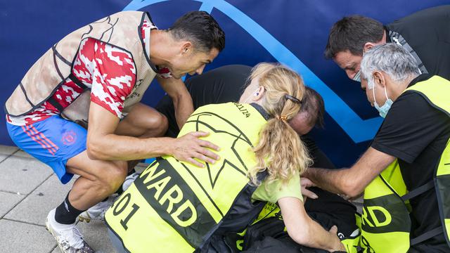 Foto: Aksi Terpuji Cristiano Ronaldo Hampiri Petugas Wanita yang Terkena Tendangan Kerasnya