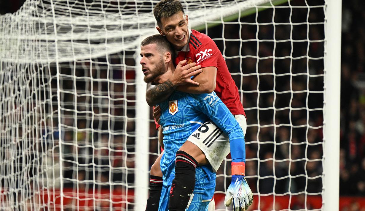 Setiap pesepak bola dituntut untuk selalu konsisten menampilkan permainan terbaiknya bersama klub yang dibelanya dalam sebuah kompetisi yang super ketat seperti di Liga Inggris, tak terkecuali untuk posisi kiper alias penjaga gawang. Penampilan apik yang konsisten di bawah mistar gawang menjadi kunci bagi para kiper utama untuk mempertahankan posisinya dalam waktu yang lama tanpa tergeser oleh para kiper pelapis. Pada kompetisi Liga Inggris musim 2022/2023 ini tercatat ada 5 kiper yang mampu tampil konsisten dengan durasi terlama sebagai pilihan utama bersama klub yang dibelanya. Siapa saja? Berikut daftar lengkap kelimanya. (AFP/Oli Scarff)