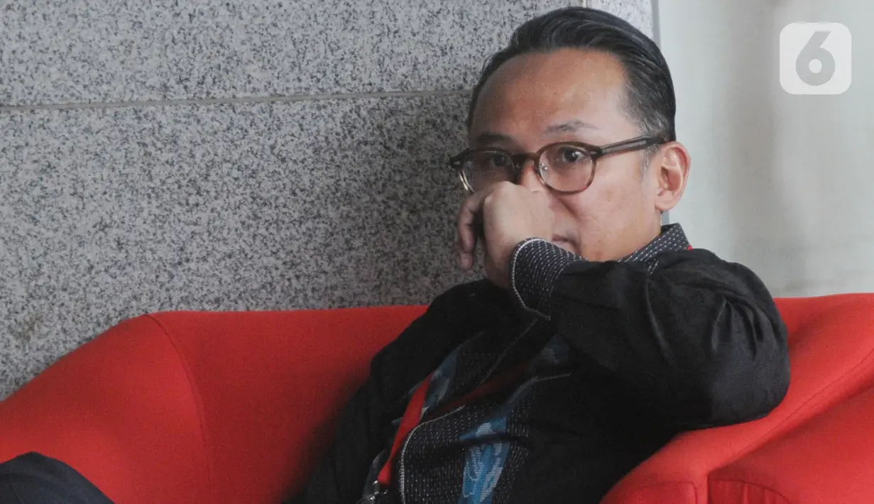 Anggota DPR dari Fraksi PDIP Junico Siahaan alias Nico Siahaan berada di ruang tunggu KPK, Jakarta, Selasa (29/10/2019). KPK memeriksa Nico Siahaan dalam penyidikan kasus Tindak Pidana Pencucian Uang (TPPU) dengan tersangka mantan Bupati Cirebon, Sunjaya Purwadisastra. (merdeka.com/Dwi Narwoko)