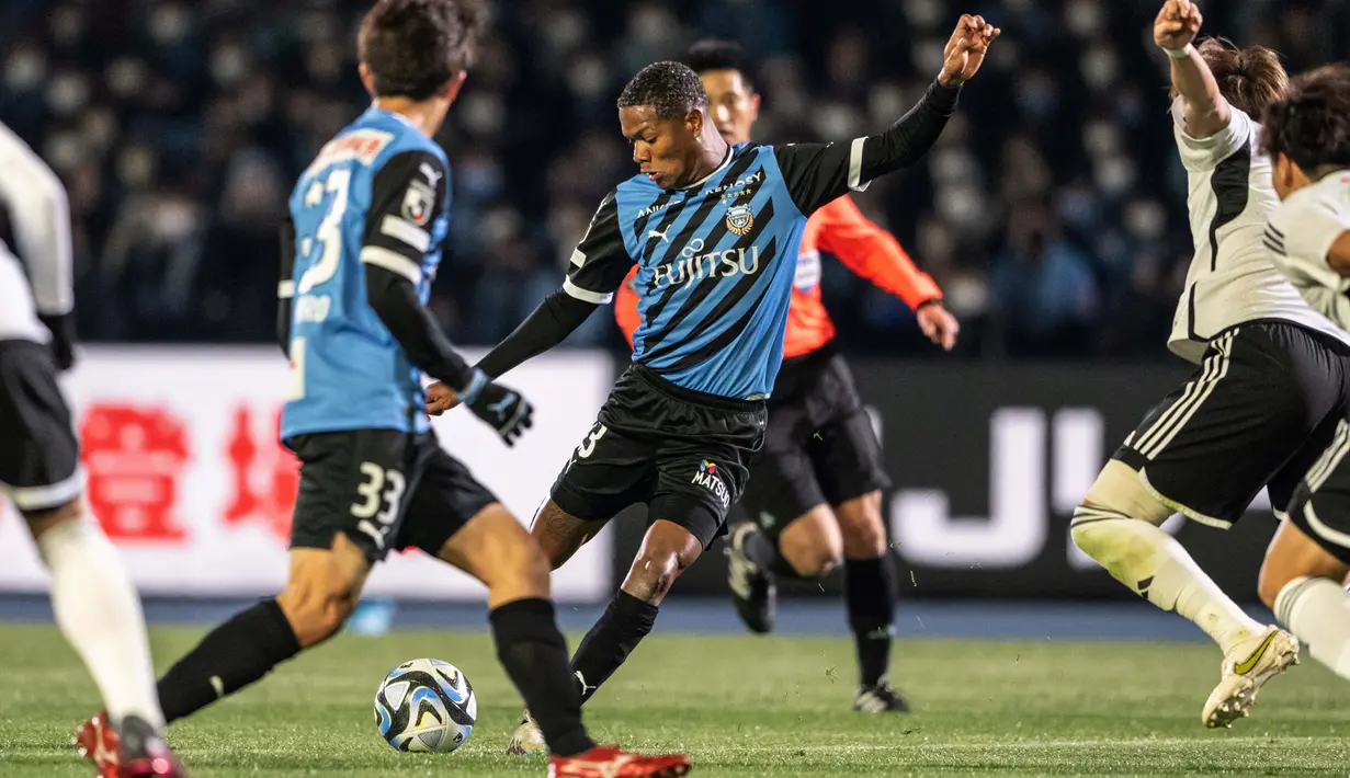 Pemain Kawasaki Frontale, Marcinho (tengah), menendang bola ke gawang Yokohama F. Marino dalam pertandingan J-League dalam pertandingan yang berlangsung di Todoroki Stadium, Kawasaki, Jumat (17/2/2023). (AFP/Yuichi Yamazaki)