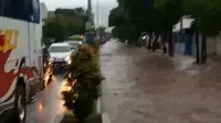 Ruas jalan S Parman Banyuwangi Terendam Banjir, akibatnya kendaraan tidak bisa berjalan karena Sungai Kali Bagong  meluap (Istimewa)