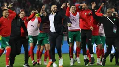Pelatih Maroko Walid Reragui (Tengah) dan para pemainnya menyapa para suporter setelah laga uji coba internasional melawan Brasil di Grand Stade de Tanger, Tangier, Minggu (26/3/2023) pagi WIB. Timnas Maroko kembali membuat kejutan dengan membungkam Brasil 2-1. (Photo by Fadel Senna / AFP)