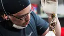 Leo Sotelo memoles Piala Oscar di tempat produksi Polich Tallix Fine Art Foundry, New York, AS (13/1). Kelima jari-jari tersebut melambangkan aktor, sutradara, produser, teknisi, dan penulis yang semua itu terkait dalam produksi film. (AFP/Don Emmert)