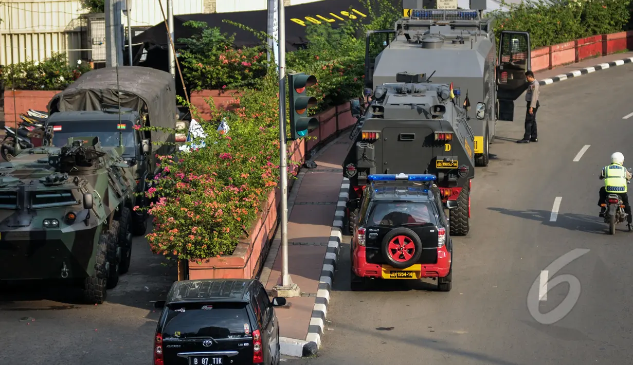 Sejumlah mobil militer disiagakan di sekitar lokasi Konferensi Asia-Afrika, Senayan, Jakarta, Senin (20/4/2015). Pengamanan dilakukan untuk menjaga kelancaran KAA yang berlangsung 19-24 April 2015 di Jakarta dan Bandung. (Liputan6.com/Faizal Fanani)