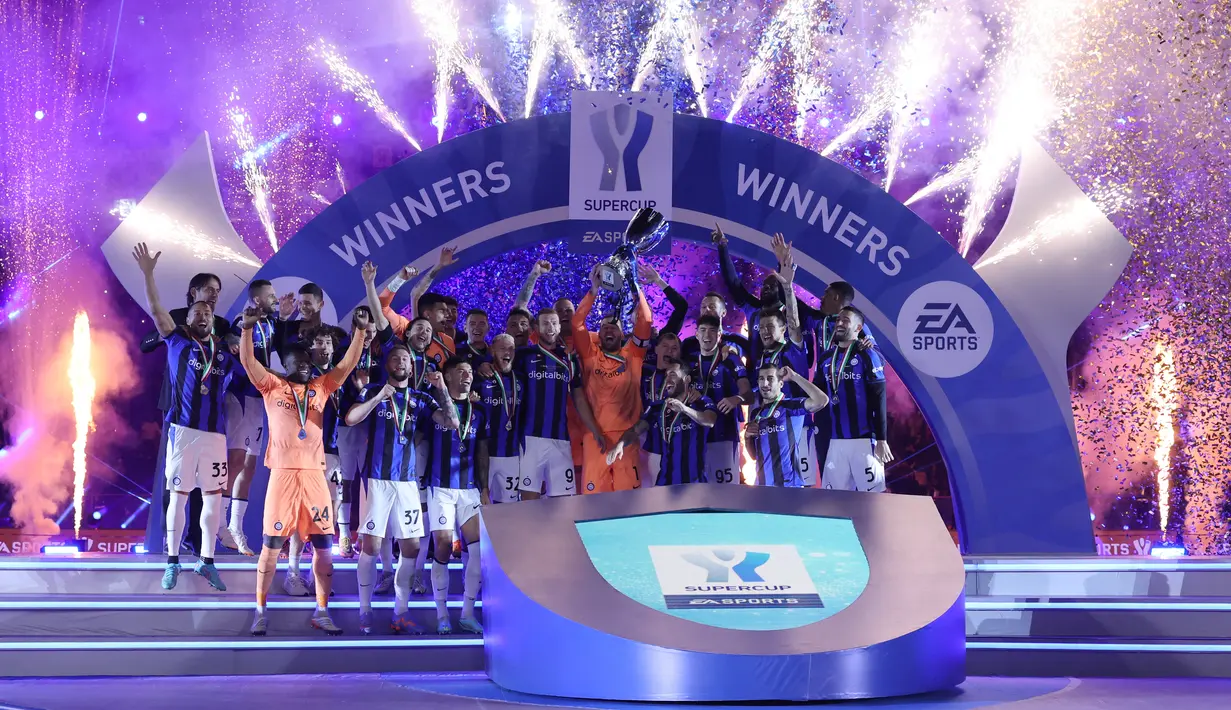 Para pemain Inter Milan mengangkat trofi untuk merayakan gelar juara Piala Super Italia dalam final melawan AC Milan di King Fahd International Stadium, Kamis (19/1/2023) dini hari WIB. Inter berhasil mempertahankan gelar yang mereka raih tahun lalu. Ketika itu mereka mengalahkan Juventus dengan skor 2-1. (Giuseppe CACACE / AFP)