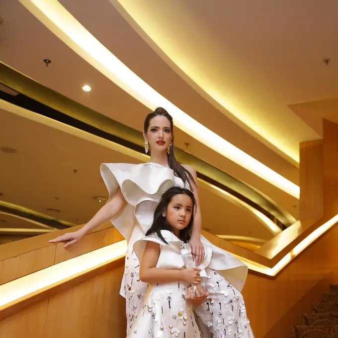 6 Transformasi Kebersamaan Nia Ramadhani dan Mikhayla dari Bayi Hingga Kini