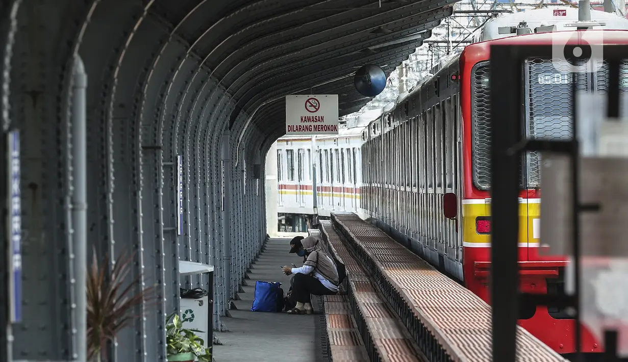 Calon penumpang duduk di Stasiun Jakarta Kota, Jakarta, Rabu (28/10/2020). Mengantisipasi lonjakan penumpang saat cuti bersama dan Sumpah Pemuda, PT KCI mengajak pengguna KRL bersatu dan bangkit melawan COVID-19 dengan menerapkan 3M. (Liputan6.com/Johan Tallo)