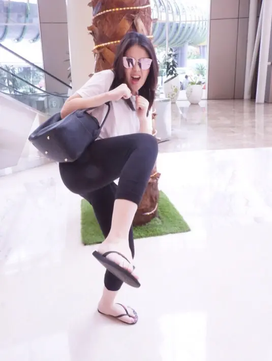 Penyanyi 24 tahun itu santai menjelaskan terkait kejadian yang baru saja dialami. Meski saat itu ia telah merencanakan rapat sekalian makan. Beragam reaksi dari warganet terkait penolakan tersebut. (Instagram/tinatoon101)