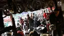 Suasana di salah satu bengkel sepeda motor di Jakarta, Jumat (16/6). Pemilik bengkel mengaku order yang ia terima naik hingga 100 persen menjelang lebaran. (Liputan6.com/Immanuel Antonius)