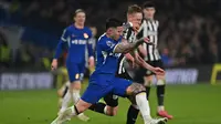 Gelandang Chelsea, Enzo Fernandez, berduel dengan gelandang Newcastle United, Sean Longstaff, dalam laga pekan ke-28 Premier League 2023/2024 di Stamford Bridge, Selasa (12/3/2024) dini hari WIB. Chelsea menang 3-2 atas Newcastle United dalam pertandingan ini. (Glyn KIRK / AFP)