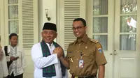 Gubernur DKI Jakarta Anies Baswedan dan Wali Kota Bekasi Rahmat Effendi di Balai Kota Jakarta, Senin (22/10/2018). (Liputan6.com/Ika Defianti)