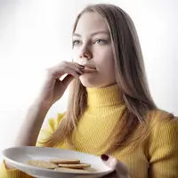Secara sadar kita memilih untuk menikmati camilan favorit untuk memenuhi kesenangan pribadi ketika doom snacking.(Foto/dok: Pexels/Andrea Piacquadio)