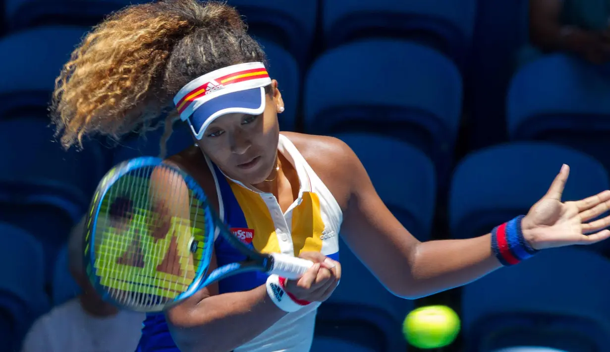 Petenis Jepang, Naomi Osaka mengembalikan bola tembakan Anastasia Pavlyuchenkova dari Rusia saat bertanding pada hari ke enam turnamen tenis Hopman Cup di Perth (4/1). Naomi tumbang 6-3 6-3 atas Anastasia Pavlyuchenkova. (AFP Photo/Tony Ashby)