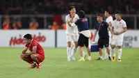 Pemain Timnas Indonesia, Asnawi Mangkualam tertunduk lesu setelah berakhirnya laga leg pertama babak semifinal Piala AFF 2022 menghadapi Vietnam di Stadion Utama Gelora Bung Karno (SUGBK), Jumat (6/1/2023) sore WIB. Timnas Garuda harus puas bermain imbang 0-0. (Bola.com/Bagaskara Lazuardi)