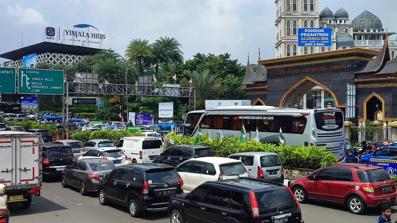 Rekayasa Lalu Lintas di Jalur Puncak, Bogor. (Liputan6.com/Sudarno)
