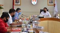 Menpora Zainudin Amali bertemu perwakilan PSSI di Gedung Kemenpora, Jakarta, Kamis (4/3/2021). (Kemenpora)