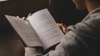 Membaca buku sebelum tidur dapat menjadi aktivitas positif yang dilakukan di malam hari, sebaiknya kamu membiasakan melakukannya (Foto: Unsplash.com/Nathan Aguirre)