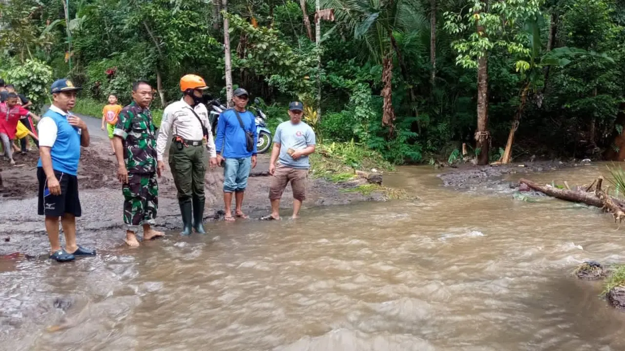 Sungai patemon meluap ke jalan raya akibat diguyur hujan lebat. (Istimewa)
