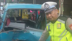 Detik-detik Angkot di Depok Adu Banteng hingga Ringsek, Satu Tewas