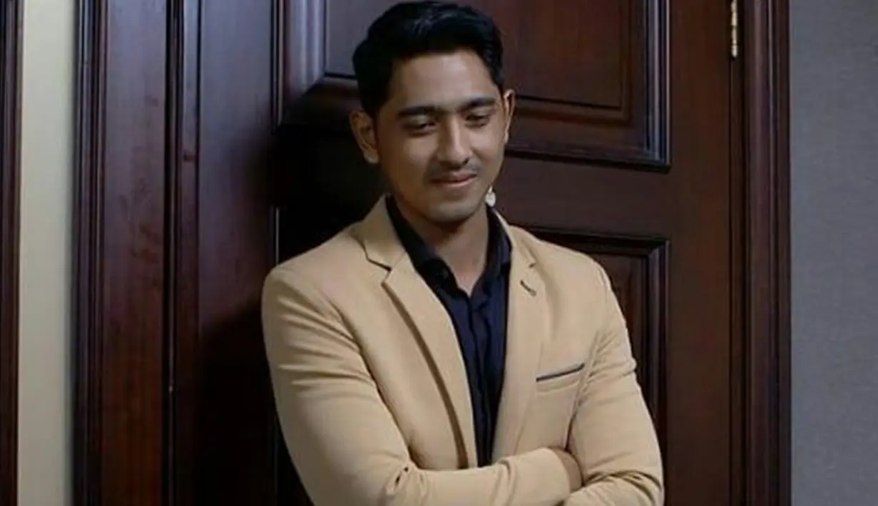 Meski sehari-hari berpenampilan kasual, dalam sinetronnya ia lebih sering mengenakan setelan jas seperti ini. Paduan jas coklat dan kemeja hitam, cocok dipakai olehnya. (Liputan6.com/IG/arya.saloka)