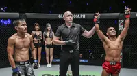 Stefer Rahardian (kiri) harus menerima kekalahan di ONE Championship Manila (Istimewa)