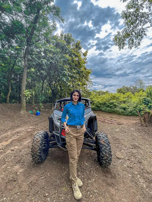 Syarat untuk menjadi pramugari pesawat kepresidenan cukup banyak, ia harus menguasai menggunakan senajata, ilmu perang, menembak, dan seorang Serda.  (Sumber: Instagram/aullrdhi)