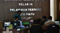 Tim paslon Ade Ruhandi dan Ingrid Kansi melaporkan pilkada Kabupaten Bogor ke PN Cibinong.