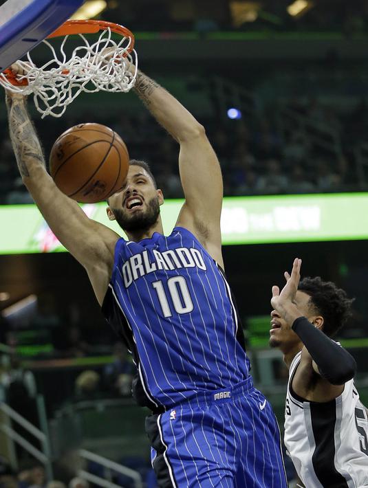 Pebasket Orlando Magic, Evan Fournier, memasukan bola saat melawan San Antonio Spurs pada laga NBA di Amway Center, Sabtu (28/10/2017). San Antonio Spurs takluk 87-114 dari Orlando Magic. (AP/John Raoux)