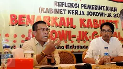 Politikus PDI Perjuangan Masinton Pasaribu (kiri) saat berbicara saat acara diskusi bertajuk "Benarkah Kabinet Kerja Jokowi-JK Gagal?" di Jakarta, Kamis (24/12). Acara ini digelar oleh Centre for Local Goverment Reform . (Liputan6.com/Helmi Afandi)