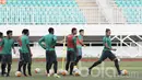 Pemain Timnas Indonesia U-22 mengikuti latihan jelang pertandingan uji coba kontra Myanmar. Timnas Indonesia yang akan tampil adalah para pemain U-22 yang dipersiapkan untuk SEA Games 2017. Bola.com/M iqbal Ichsan)