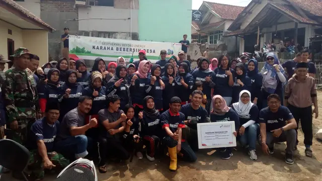 Puluhan pegawai PGE area Karaha bersama warga sekitar, mengabadikan kegiatan beberesih desa setelah kegiatan usai