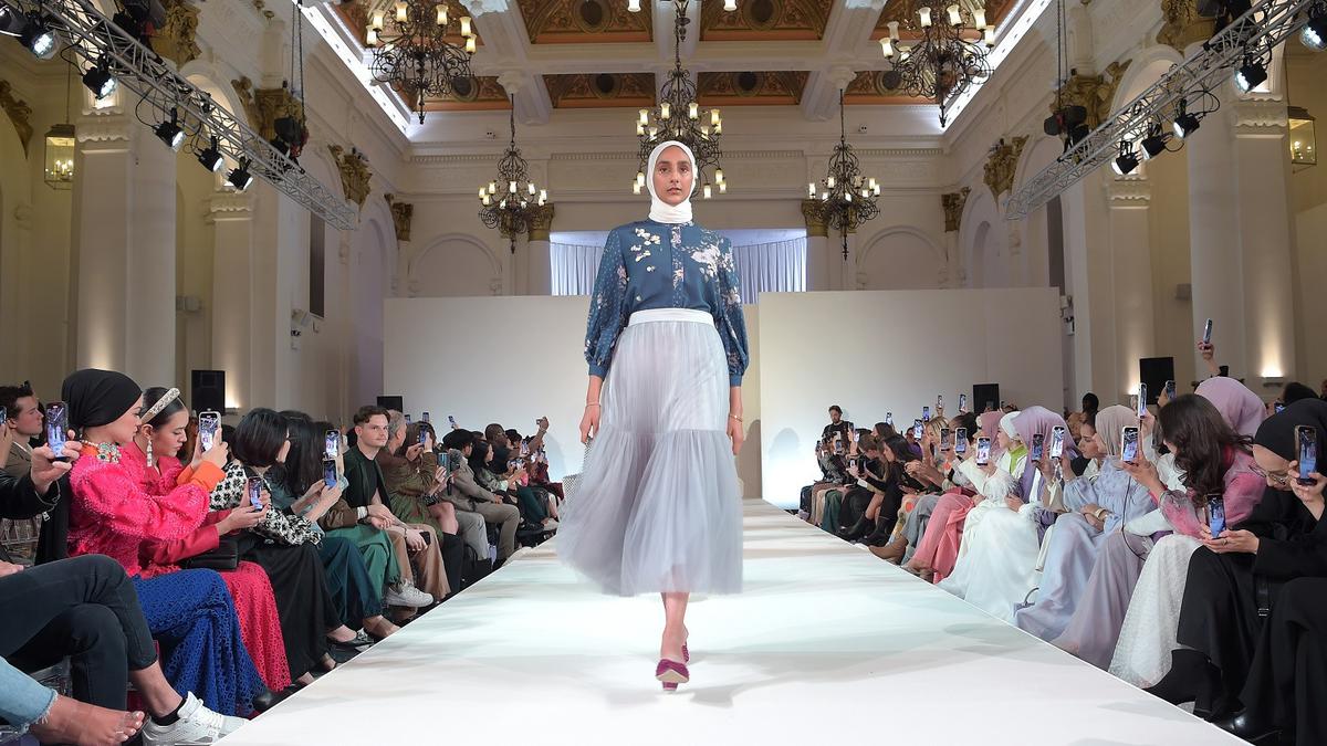 050815600 1664480752 Brand Modest Indonesia Pertama Di London Fashion Week  Wearing Klamby Sukses Pamerkan Koleksi Busananya  4  