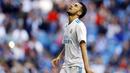 Gelandang Real Madrid, Daniel Ceballos, tampak kecewa usai gagal membobol gawang Leganes pada laga La Liga di Santiago Bernabeu, Sabtu (28/4/2018). Real Madrid menang 2-1 atas Leganes. (AP/Francisco Seco)