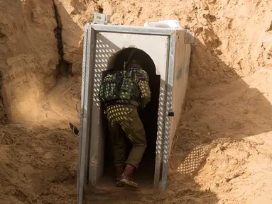 Seorang tentara Israel memasuki sebuah terowongan di dekat Kibbutz selatan Kissufim, Israel, Kamis (18/1). Menurut tentara Israel, terowongan tersebut digali oleh kelompok militan Jihad Islam yang mengarah dari Gaza ke Israel. (Jack Guez/Pool via AP)