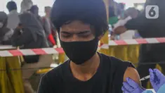 Petugas medis menyuntikkan vaksin Covid-19 pada warga dalam program vaksinasi massal Covid-19 di PMI Kota Bekasi, Jawa Barat, Sabtu (21/08/2021). PMI Kota Bekasi bekerjasama dengan Puskesmas Marga Jaya melaksanakan vaksinasi Covid-19 secara massal untuk 2000 peserta. (Liputan6.com/Herman Zakharia)