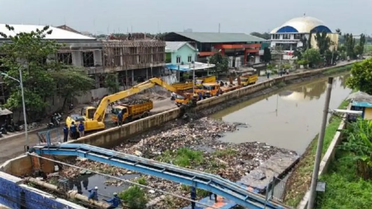 Foto udara penanganan sampah di Kali Ledug oleh dinas PUPR Kota Tangerang.