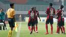 Gol Boaz Solossa untuk Tinus Pae yang berulang tahun saat melawan PS TNI pada laga Torabika SC 2016 di Stadion Pakansari, Bogor, Minggu (19/6/2016). Persipura Menang 3-1. (Bola.com/Nicklas Hanoatubun)
