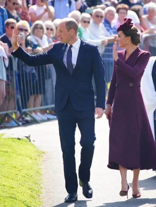 Kate juga tampil mewah nan anggun dengan dress lengan panjang warna ungu serasi dengan topinya, serta high heels nya. [@princeandprincessofwales]