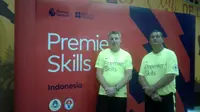 Pengamat wasit Liga Inggris Clive Oliver (kiri) memberi pendapat soal krisis kepercayaan yang diterima perangkat pertandingan di Indonesia. (Liputan6.com/Risa Rahayu Kosasih)