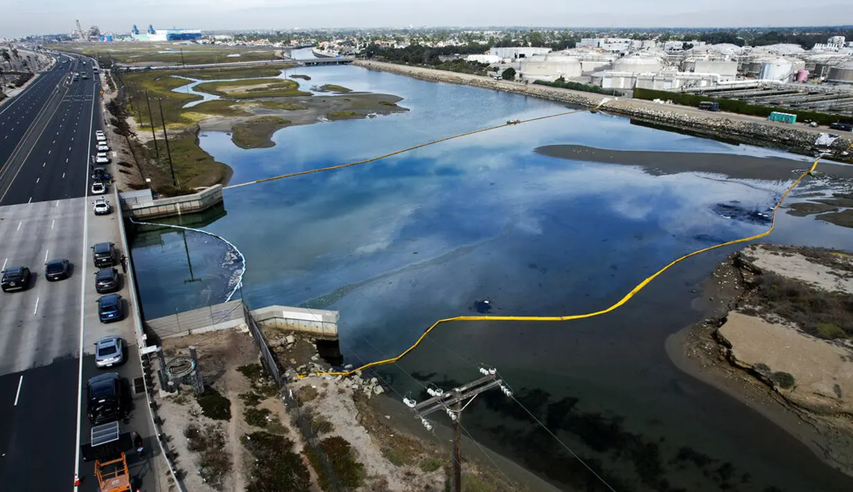Foto udara menunjukkan penghalang dibuat untuk mencoba menghentikan tumpahan minyak ke Wetlands Talbert Marsh di Huntington Beach, California, Amerika Serikat, 4 Oktober 2021. Tumpahan sekitar 480 liter minyak mencemari laut dan pantai di California. (AP Photo/Ringo H.W. Chiu)